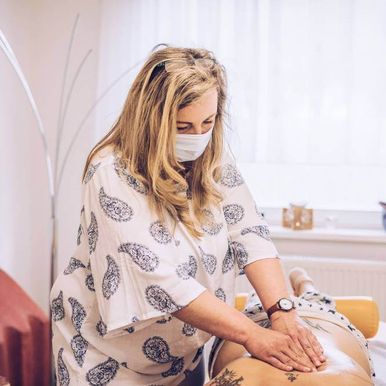 Physio bei der Massage eines Patienten
