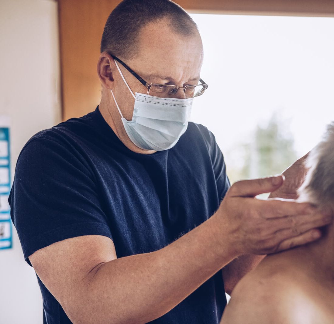 Physiotherapie Praxis Gelnhausen _ Inhaber Thomas Winter bei der Behandlung seines Patienten